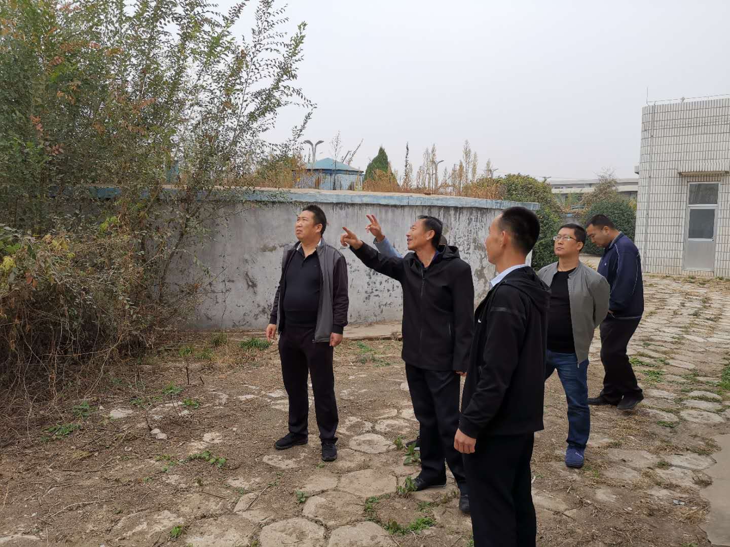 公司總經(jīng)理王建人在供水、污水生產(chǎn)一線開展風險隱患排查 (1).jpg