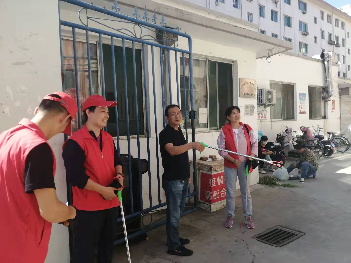 01-9月9日黨委委員、財(cái)務(wù)總監(jiān)辛建人在匯春小區(qū)檢查指導(dǎo)志愿者服務(wù).jpg